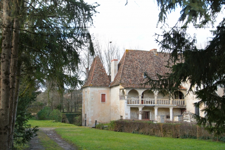 Une aile du château, doté d'une galerie à arcades. - Saint-Germain-du-Salembre