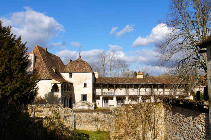 Château du XVe et XVIIe siècles, doté d'une galerie à arcades ornée d'une ballustrade. - Saint-Germain-du-Salembre