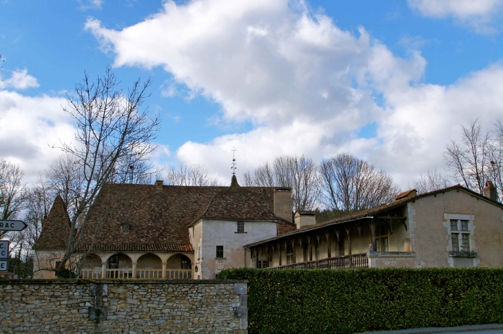 Vue de l'ensemble du château. - Saint-Germain-du-Salembre