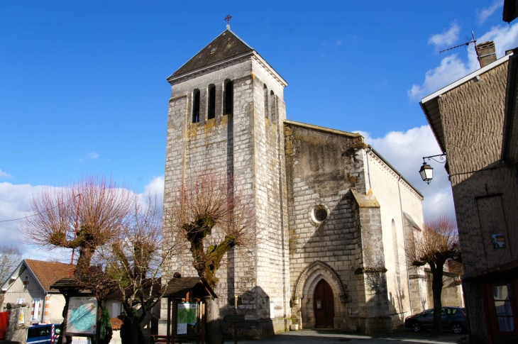 Eglise Saint-germain, romane au nord, gothique au sud. Il ne reste plus de trace apparente de la partie fortifiée de cette église. - Saint-Germain-du-Salembre