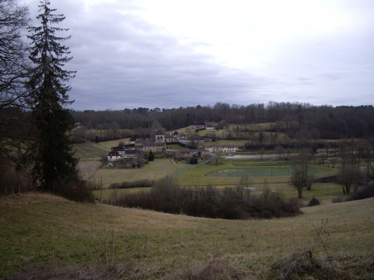 Le bourg de St Geyrac avec l'église romane (MH). - Saint-Geyrac