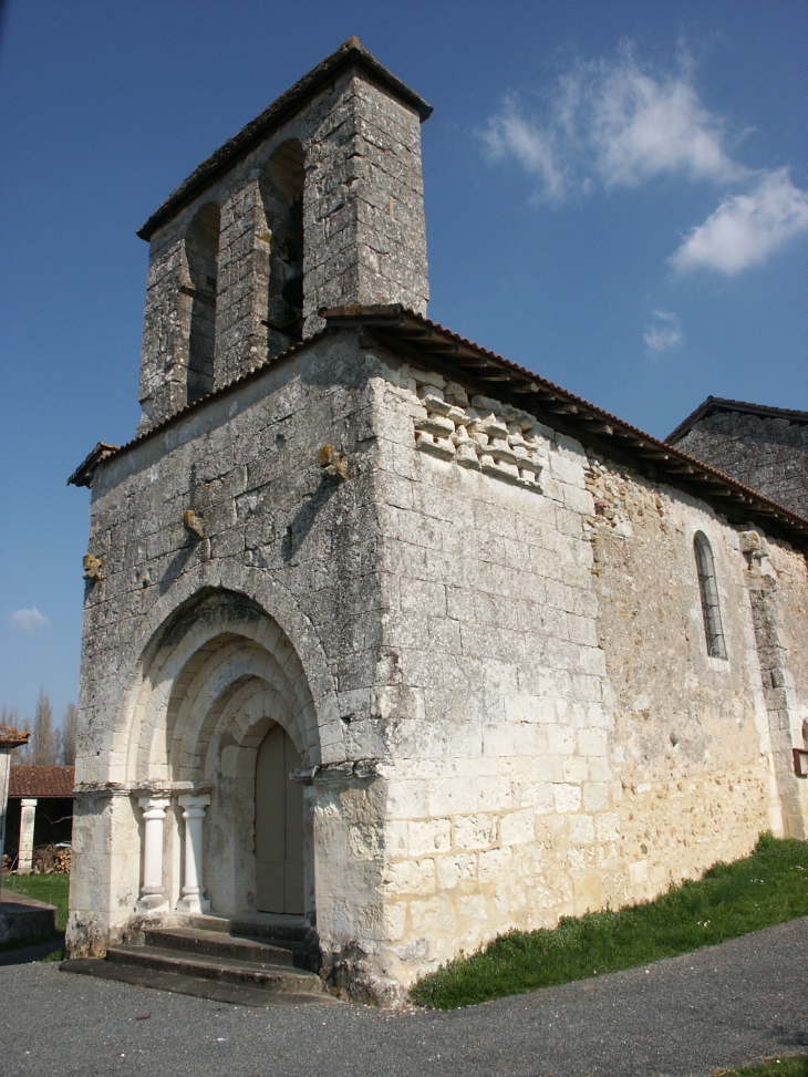 Eglise Saint Jean Baptiste - Des pouillés des XIII° et XIV° siècles désignent l'église sous l'appellation de  - Saint-Jean-d'Estissac