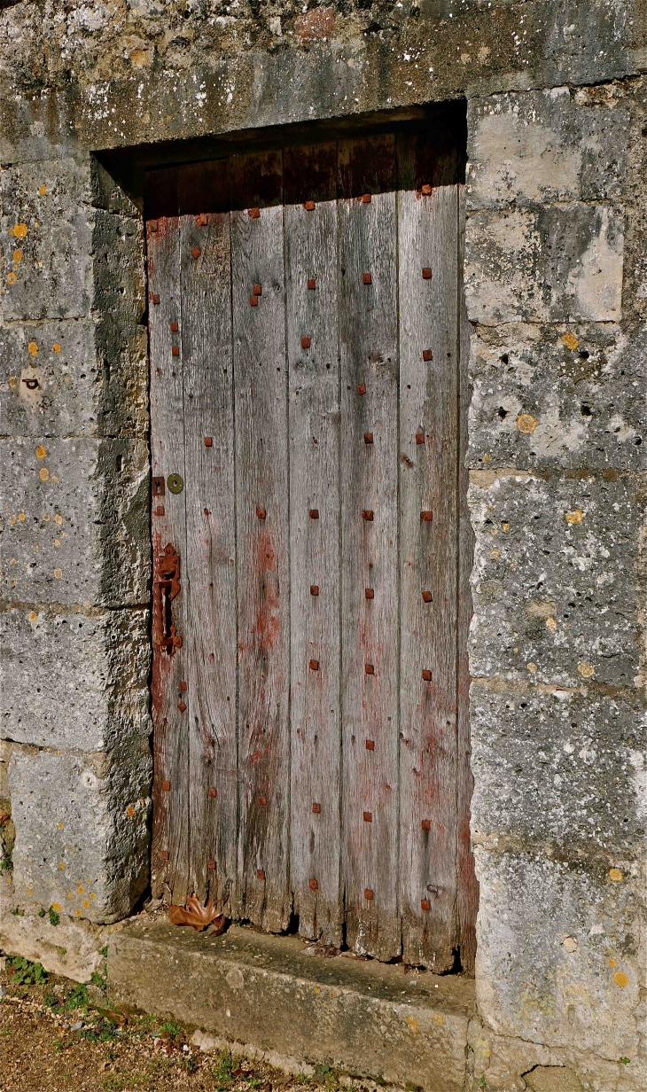 Vieille porte dans le village - Saint-Jean-de-Côle