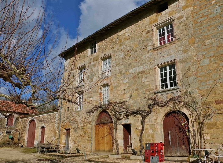 Dans le village - Saint-Jean-de-Côle