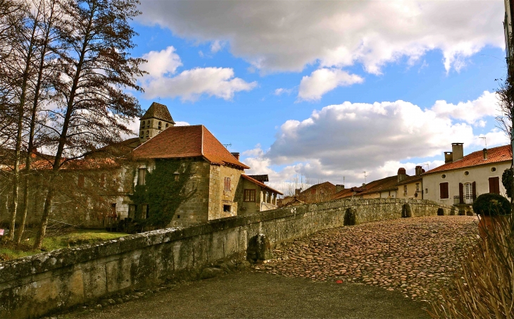 Le pont médiéval - Saint-Jean-de-Côle