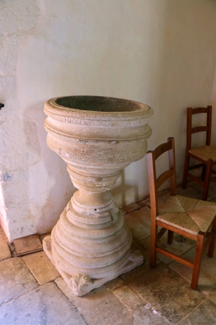 Le bénitier de l'église Saint Georges. - Saint-Jory-las-Bloux