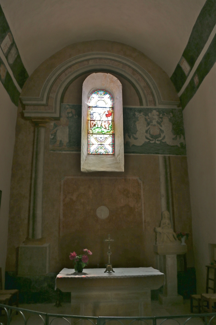 Le-choeur à chevet plat-de-l-eglise-saint-georges. Au fond se trouve une croix de fondation de l'ordre de Malte. - Saint-Jory-las-Bloux