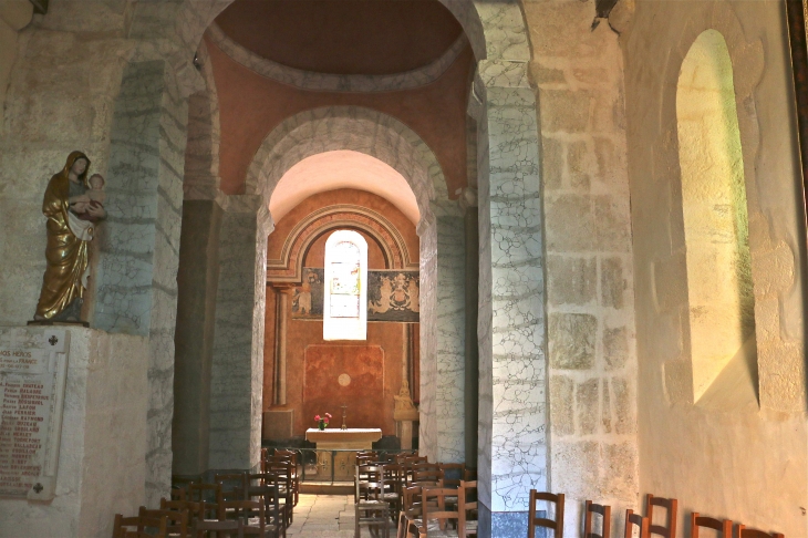 Eglise Saint Georges : la nef vers le choeur. - Saint-Jory-las-Bloux