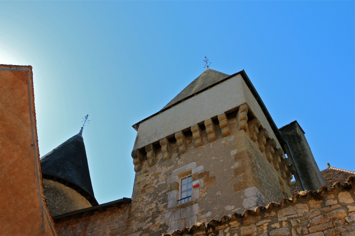 Tour du château attenant à l'église Saint Georges. - Saint-Jory-las-Bloux