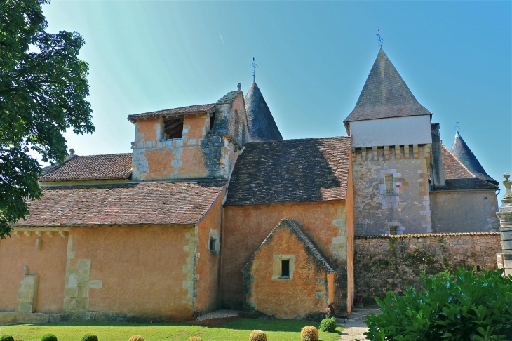 La façade nord de l'église Saint Georges et le château. - Saint-Jory-las-Bloux