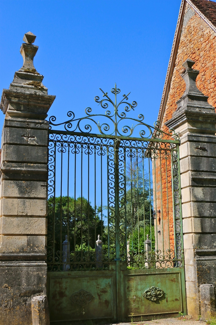 Portail d'entrée du château. - Saint-Jory-las-Bloux