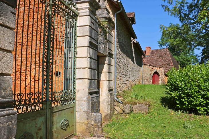 Le mur du château attenant à l'église Saint Georges. - Saint-Jory-las-Bloux