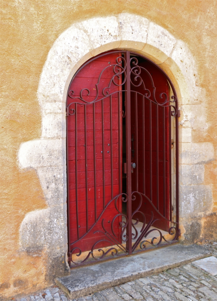 Portail de l'église Saint Georges. - Saint-Jory-las-Bloux