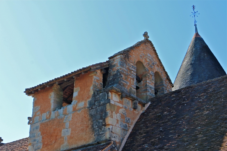 Eglise Saint Georges : Le clocher carré repose sur une coupole avec modillons sculptés. - Saint-Jory-las-Bloux