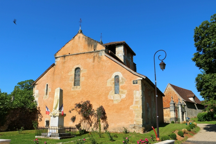 Le chevet plat de l'église Saint Georges. - Saint-Jory-las-Bloux