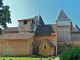 La façade nord de l'église Saint Georges et le château.