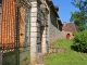 Le mur du château attenant à l'église Saint Georges.