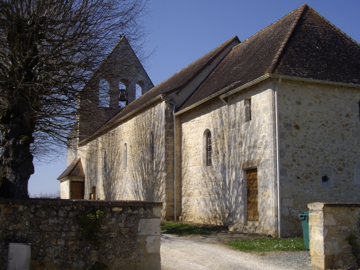 L'église de fond roman et son clocher-mur à 3 arcades. - Saint-Julien-de-Crempse