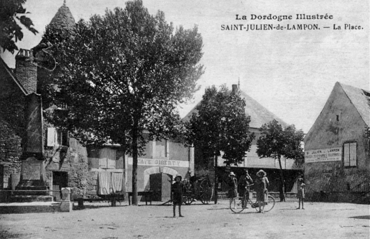 La Place, vers 1930 (carte postale ancienne). - Saint-Julien-de-Lampon