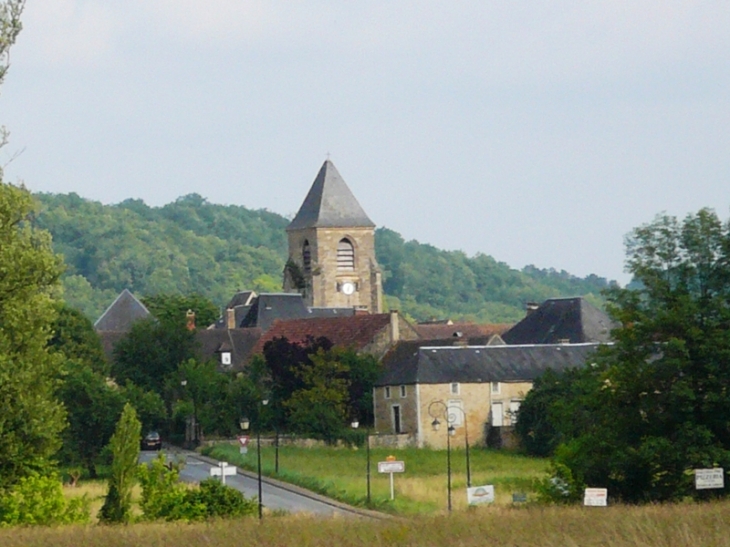 L'entrée du village - Saint-Julien-de-Lampon