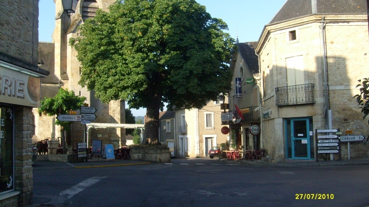 La place - Saint-Julien-de-Lampon