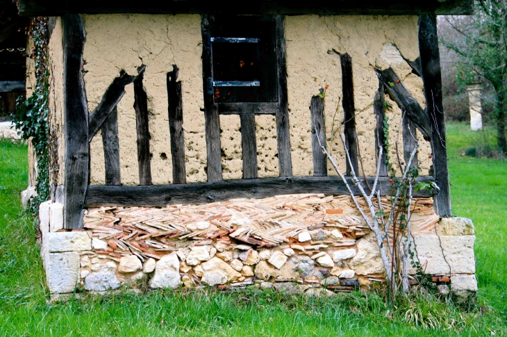 Hameau de Gamanson forme le plus riche ensemble d'habitations traditionnelles de la Double, en colombages et torchis. - Saint-Laurent-des-Hommes