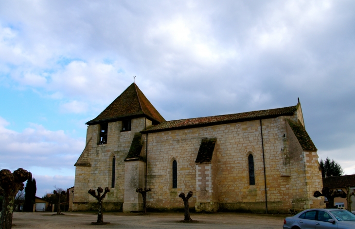 Façade latérale nord de l'église. - Saint-Laurent-des-Hommes