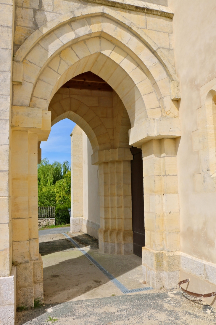 Sous le clocher porche de l'église. - Saint-Léon-d'Issigeac