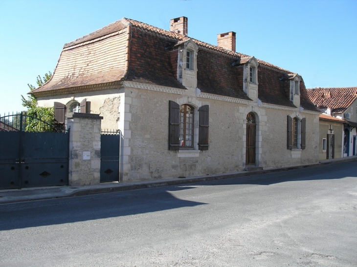 Maison  Périgordine dans le  Bourg - Saint-Léon-sur-l'Isle