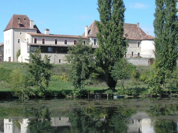 Château de St Léon S/ L'Isle - Saint-Léon-sur-l'Isle