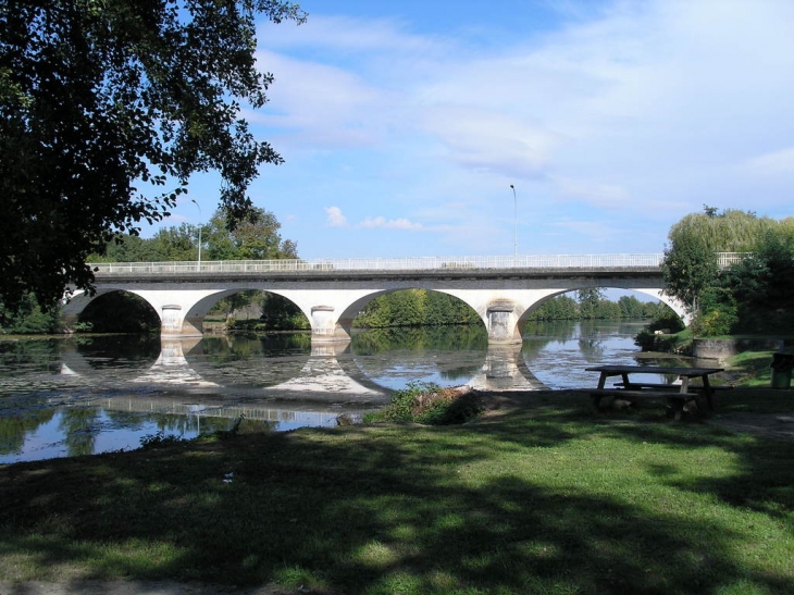 Pont sur L'Isle - Saint-Léon-sur-l'Isle