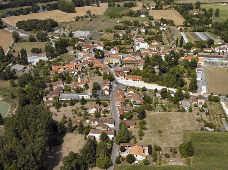 Vue d'avion du bourg - Saint-Léon-sur-l'Isle