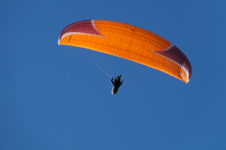 Prise de vue de la Côte de Jor. Un parapente au dessus de la Vallée de la Vézère. - Saint-Léon-sur-Vézère