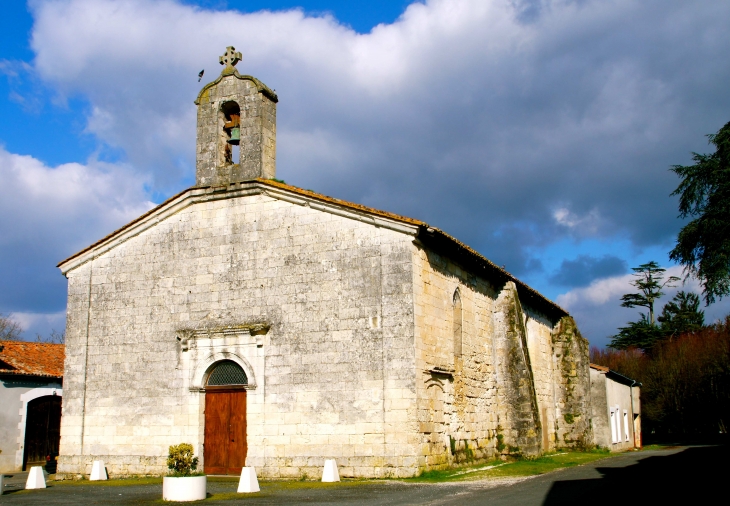 L'église Saint-Louis du XIIIe siècle avec clocher-mur et portail du XIXe siècle. - Saint-Louis-en-l'Isle