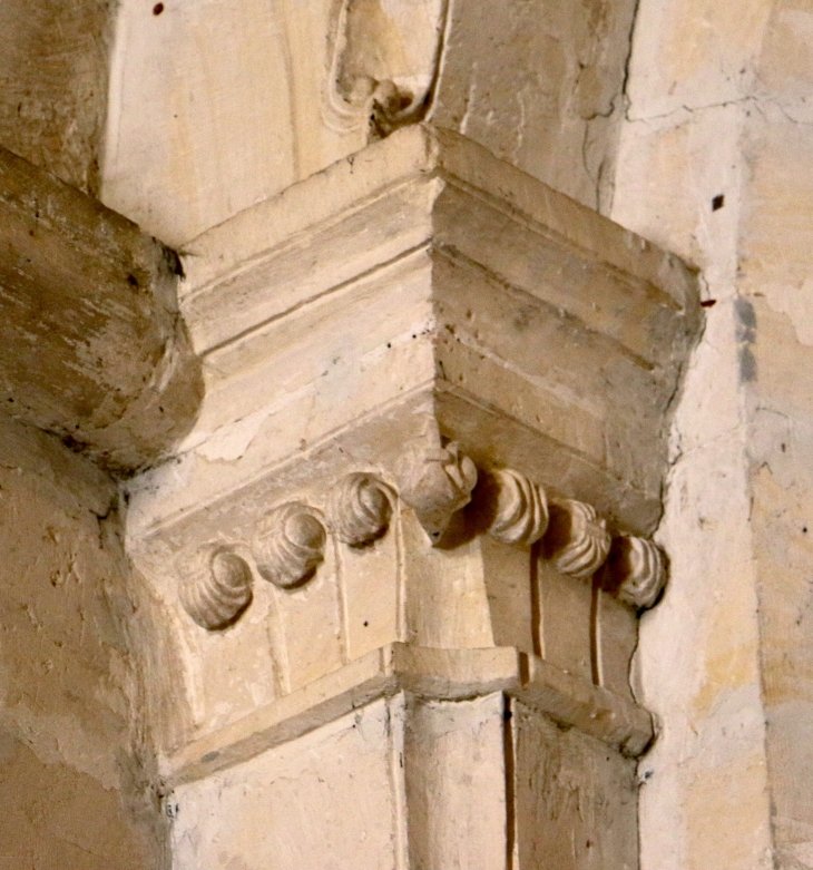 Chapiteau sculpté de l'église Saint Martial. - Saint-Martial-de-Valette