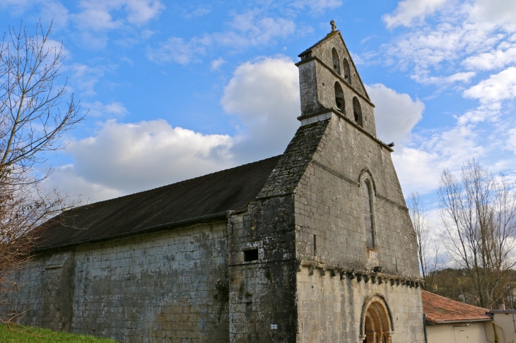 Façade nord-ouest de l'église Saint Martial. - Saint-Martial-de-Valette