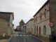 Une rue au centre du bourg.