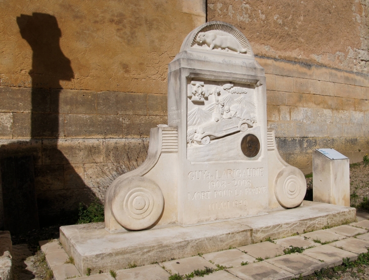 Près de l'église, monument en mémoire de Guy de Larigaudie, mort pour la France le 11 mai 1940. - Saint-Martin-de-Ribérac