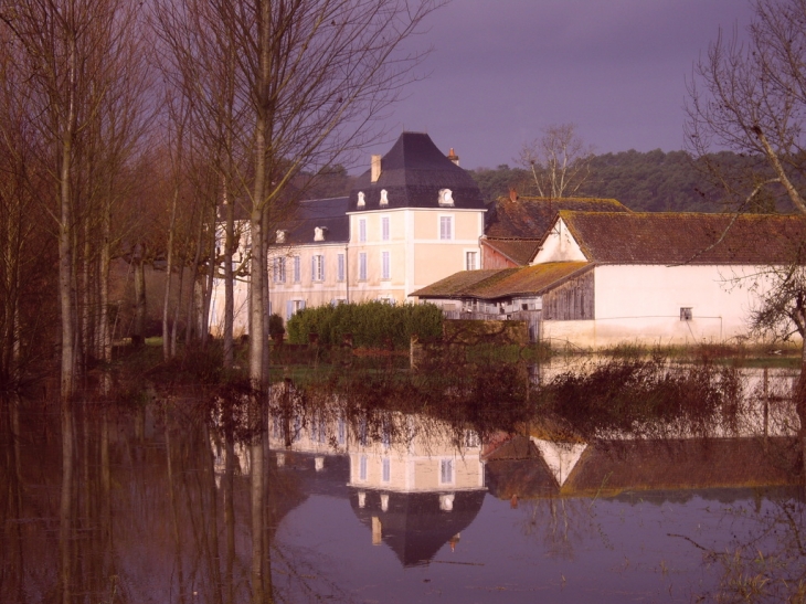 Manoir de la Roche 18ème au bord de l'Isle en crue. - Saint-Martin-l'Astier