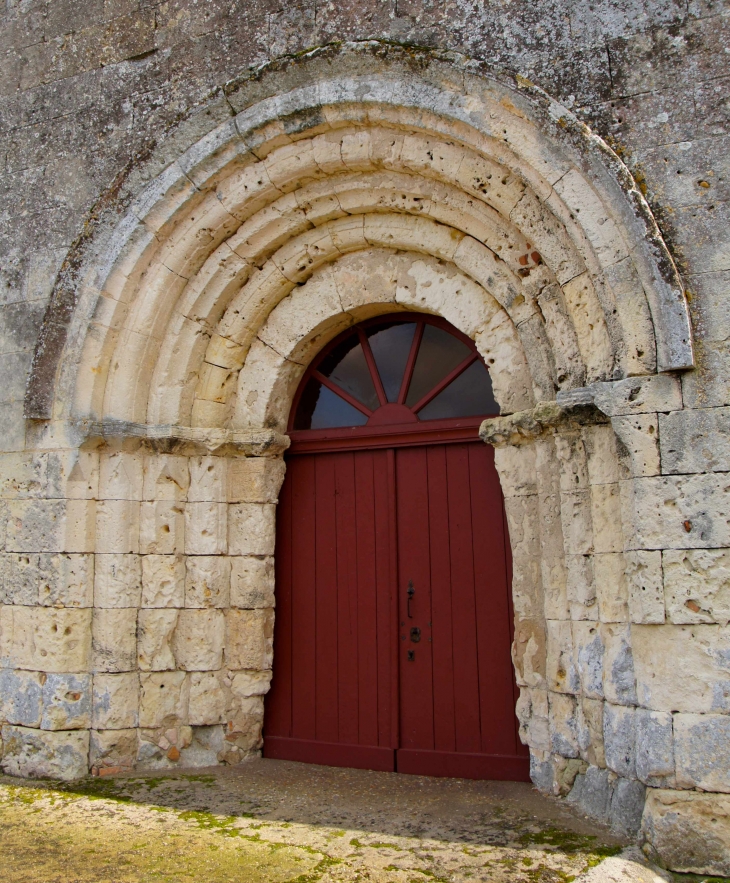 Le portail de l'église Saint-Martin. - Saint-Martin-l'Astier