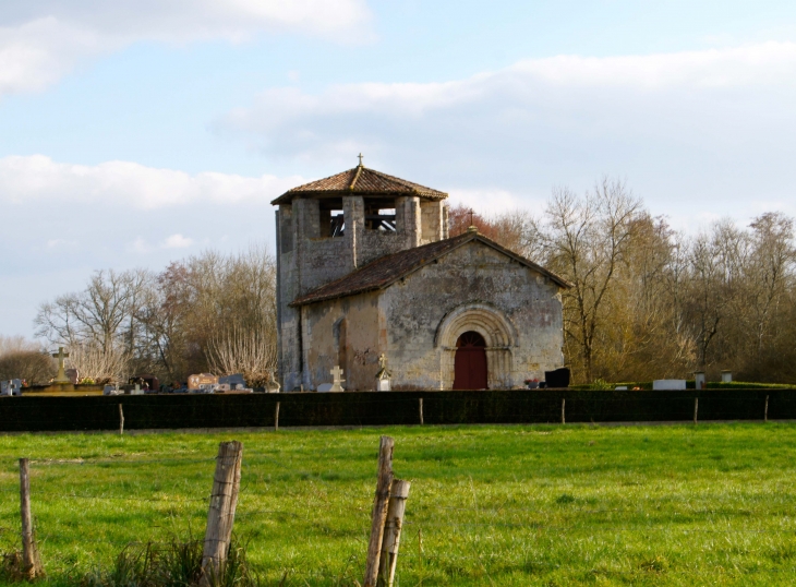 Dressée au milieu du cimetière , l'église de Saint-Martin a été construite sous le signe du huit : le clocher-tour et le choeur dont octogonaux, et ce dernier est souténu par huit colonnes. - Saint-Martin-l'Astier