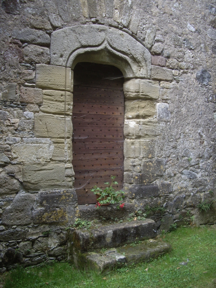 Porte latérale de l'église. - Saint-Mesmin