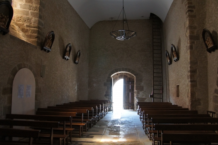 La nef vers le portail. Eglise Saint-Maximin. - Saint-Mesmin