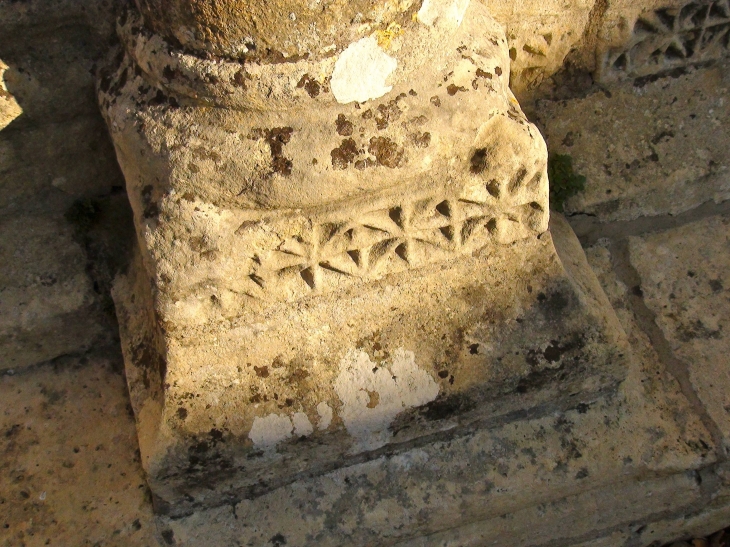 Détail du Portail de l'église Saint Michel - Saint-Michel-de-Montaigne