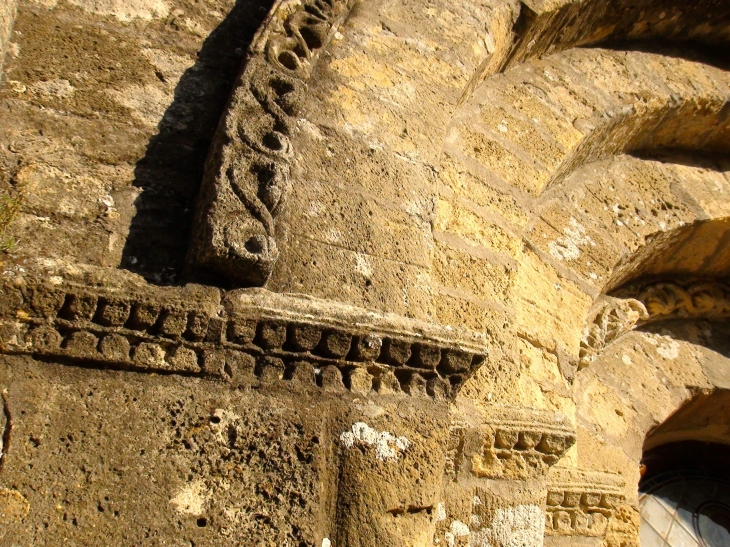 Détail du Portail de l'église Saint Michel - Saint-Michel-de-Montaigne