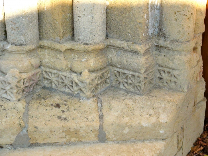 Détail du Portail de l'église Saint Michel - Saint-Michel-de-Montaigne