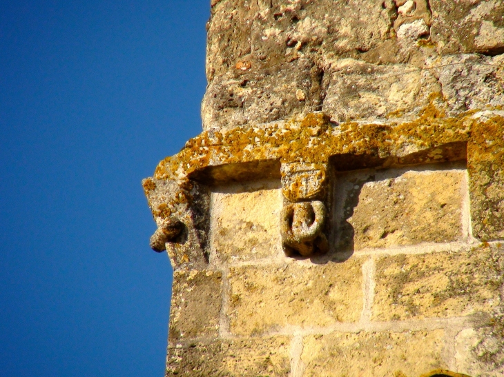 Modillons de l'église - Saint-Michel-de-Montaigne