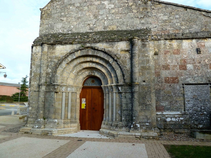 Portail de l'église - Saint-Michel-de-Montaigne