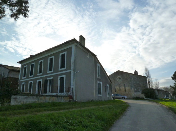 Bonnefare - maison-de-village-et-au-fond-la-chapelle-des-templiers - Saint-Michel-de-Montaigne