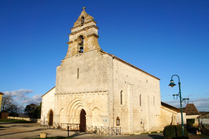 Au XIIe siècle, les Templiers établissent à saint-Nexans une commanderie rattachée à celle de Condat. Un château et une chapelle sont bâtis sur le site. Cette chapelle sera incendiée et reconstruite plusieurs fois avant de devenir église paroissiale.